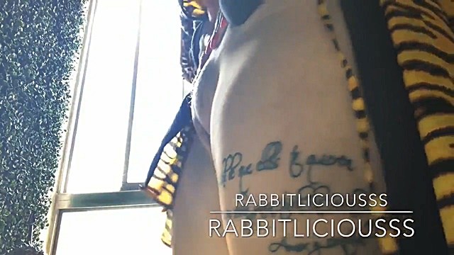 Rabbit Liciousss demuestra que tiene gran toto y culo grande