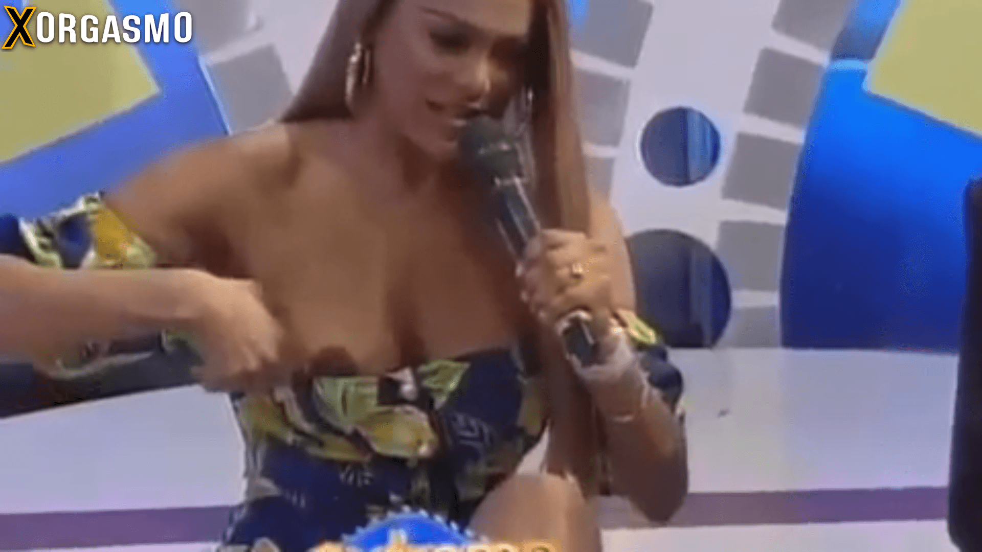 Se le sale una Teta a Carolin Aquino en Programa En Vivo – Sexomoe