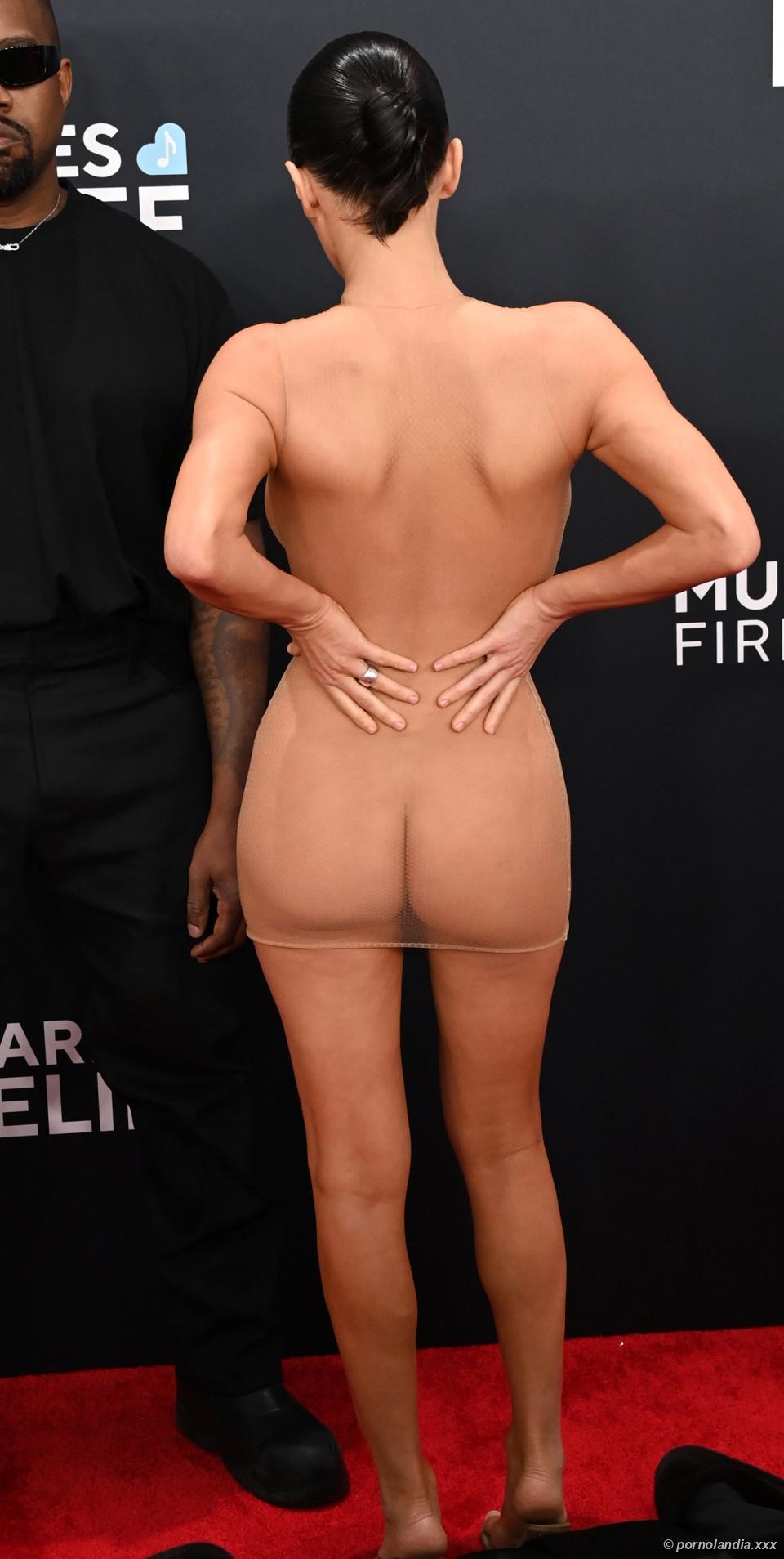 Bianca Censori luciendo Grammy con vestido transparente - Foto 246380