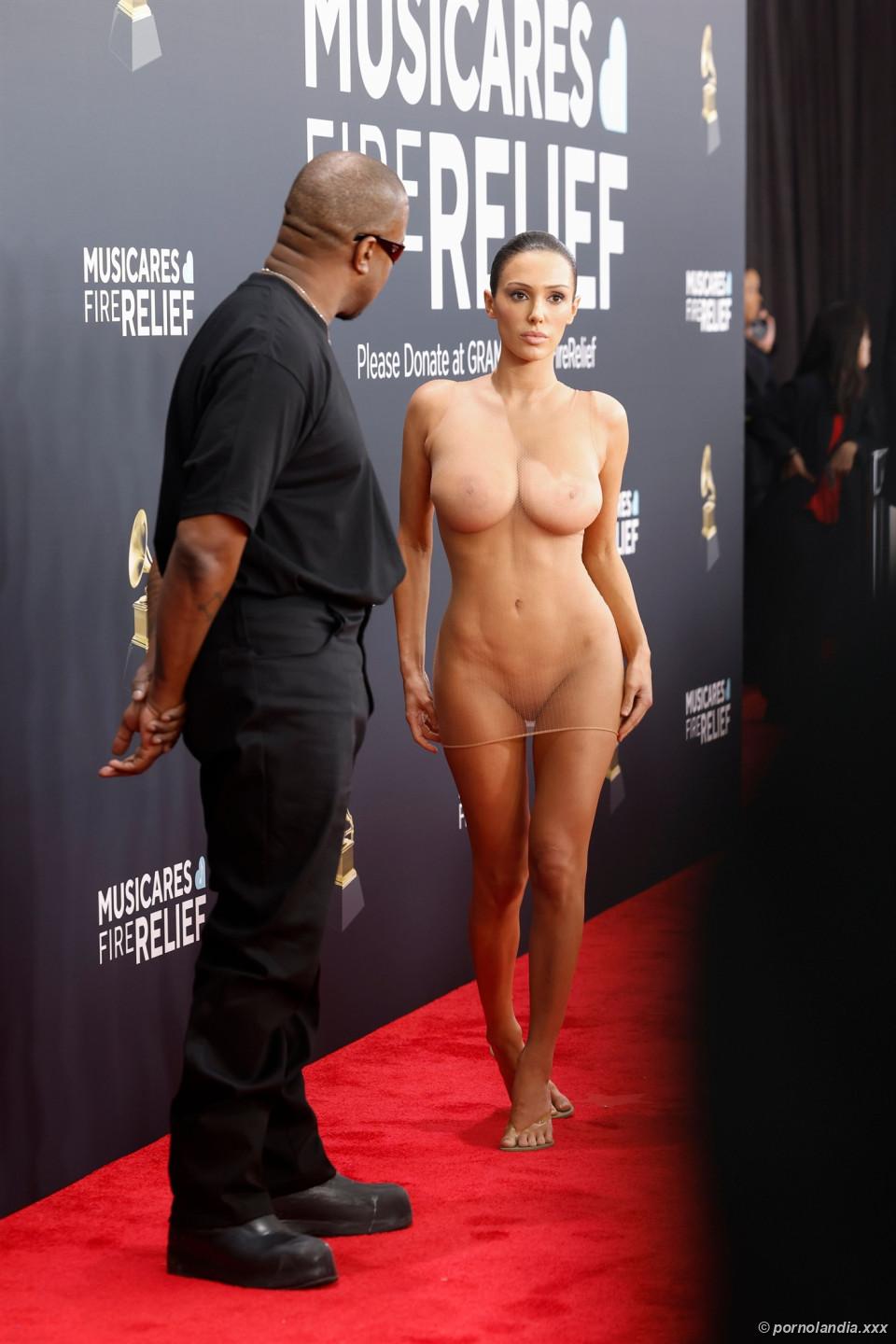Bianca Censori luciendo Grammy con vestido transparente - Foto 246387