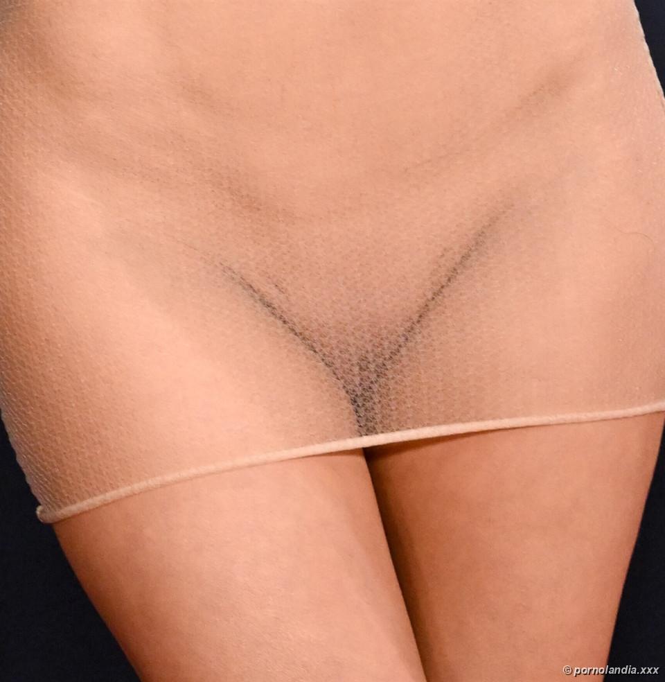 Bianca Censori luciendo Grammy con vestido transparente - Foto 246384