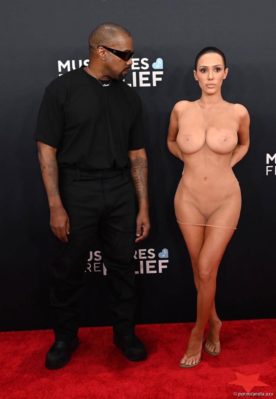 Bianca Censori luciendo Grammy con vestido transparente - Foto 246395