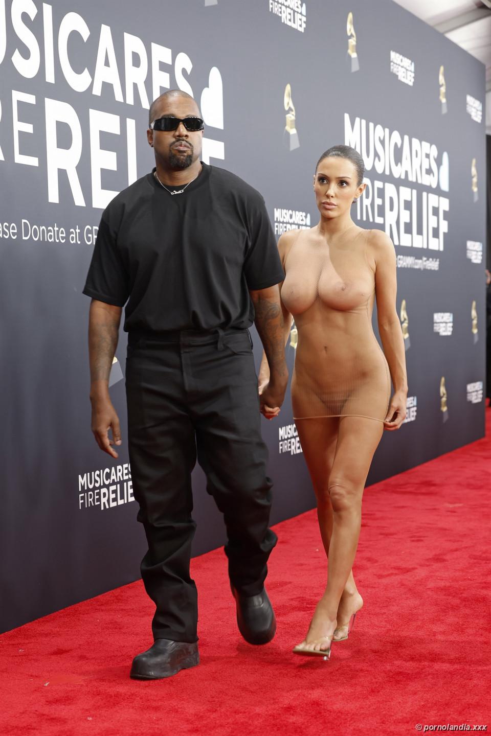 Bianca Censori luciendo Grammy con vestido transparente - Foto 246393