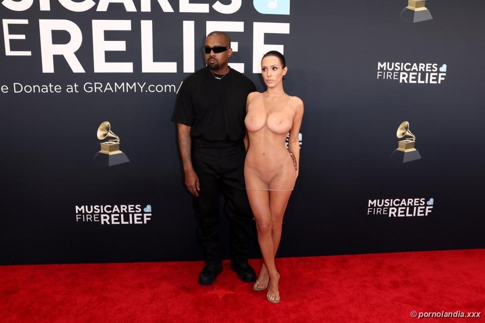 Bianca Censori luciendo Grammy con vestido transparente - Foto 246400