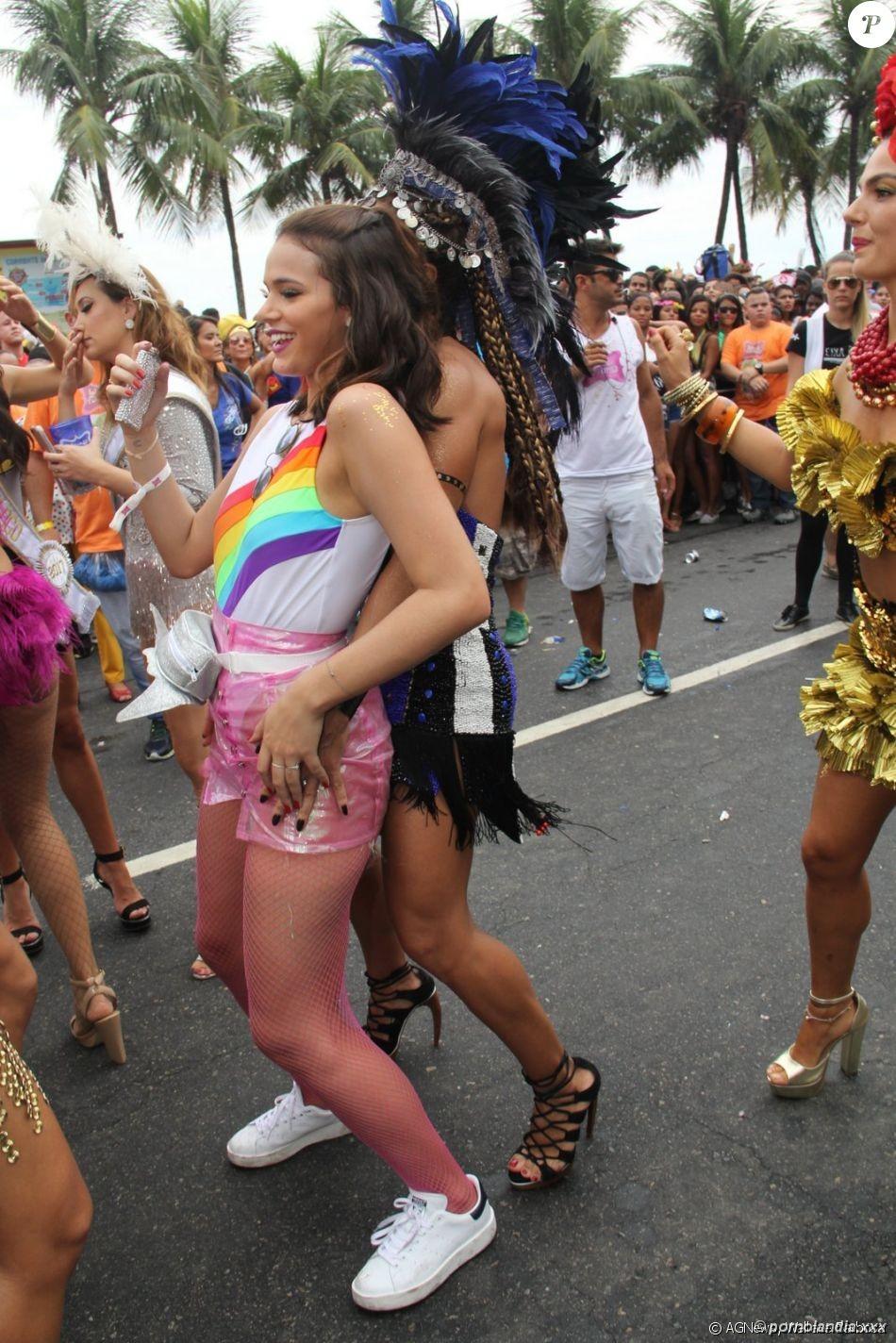 Bruna Marquezine cayó a la red usando tanga durante el Carnaval - Foto 148125