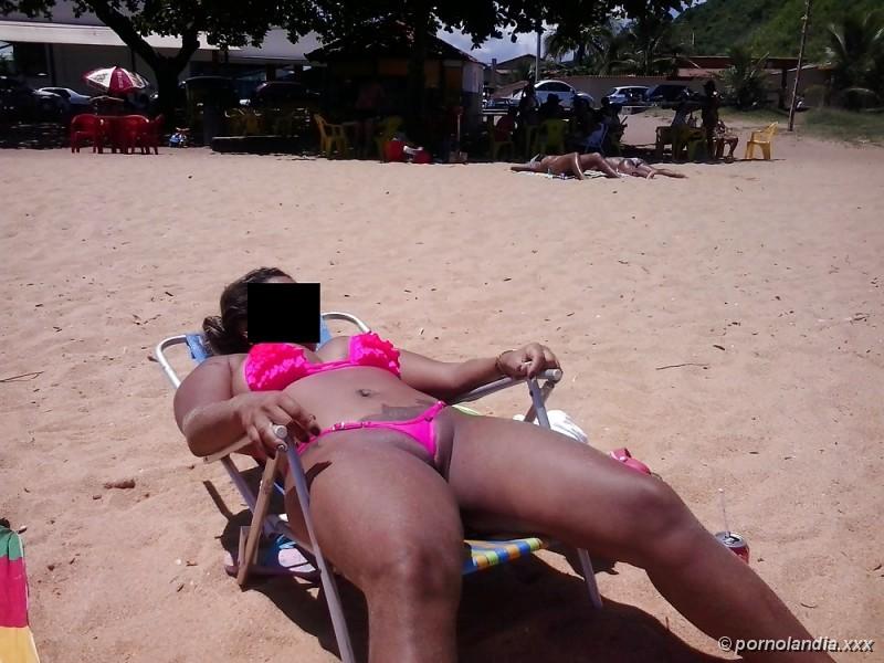 Puta en la playa con bikini golpeada en el coño - Foto 35978