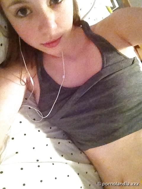 Hermosa joven bucetuda cayó desnuda en un grupo de WhatsApp - Foto 19179