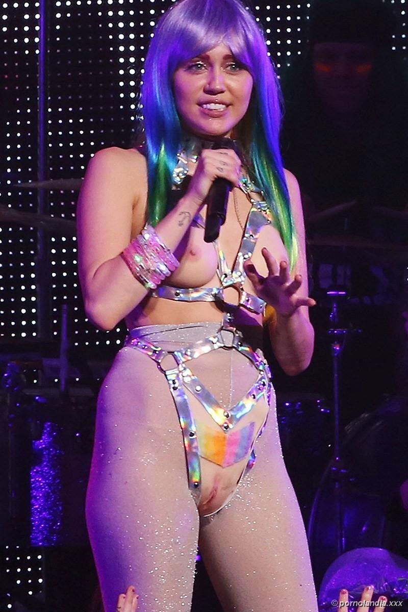 Miley Cirus siendo follada en un show en vivo - Foto 18197