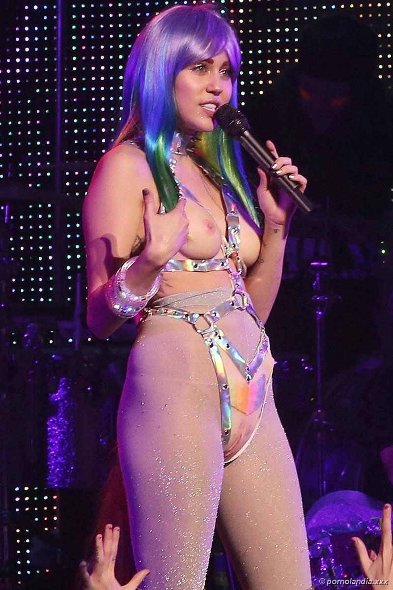 Miley Cirus siendo follada en un show en vivo - Foto 18198