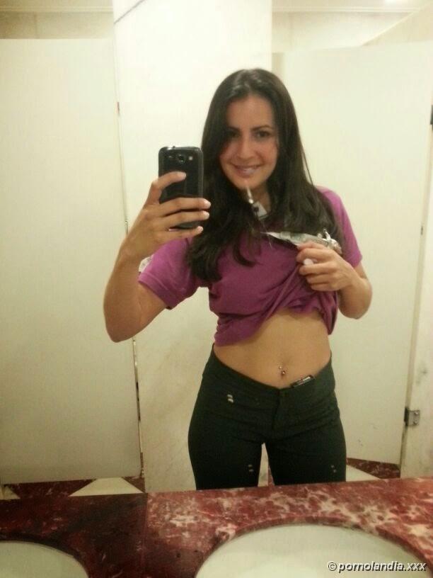 Asistente de Vivo que tomó fotos desnuda en el trabajo cayó en la red - Foto 17419