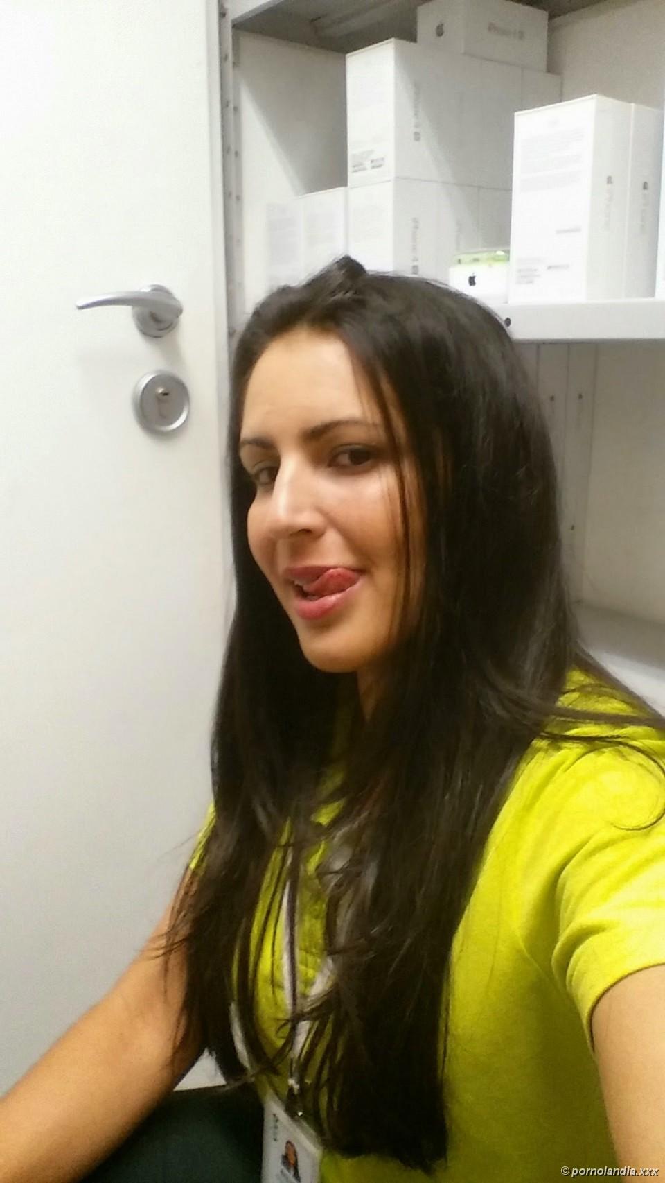 Asistente de Vivo que tomó fotos desnuda en el trabajo cayó en la red - Foto 17421