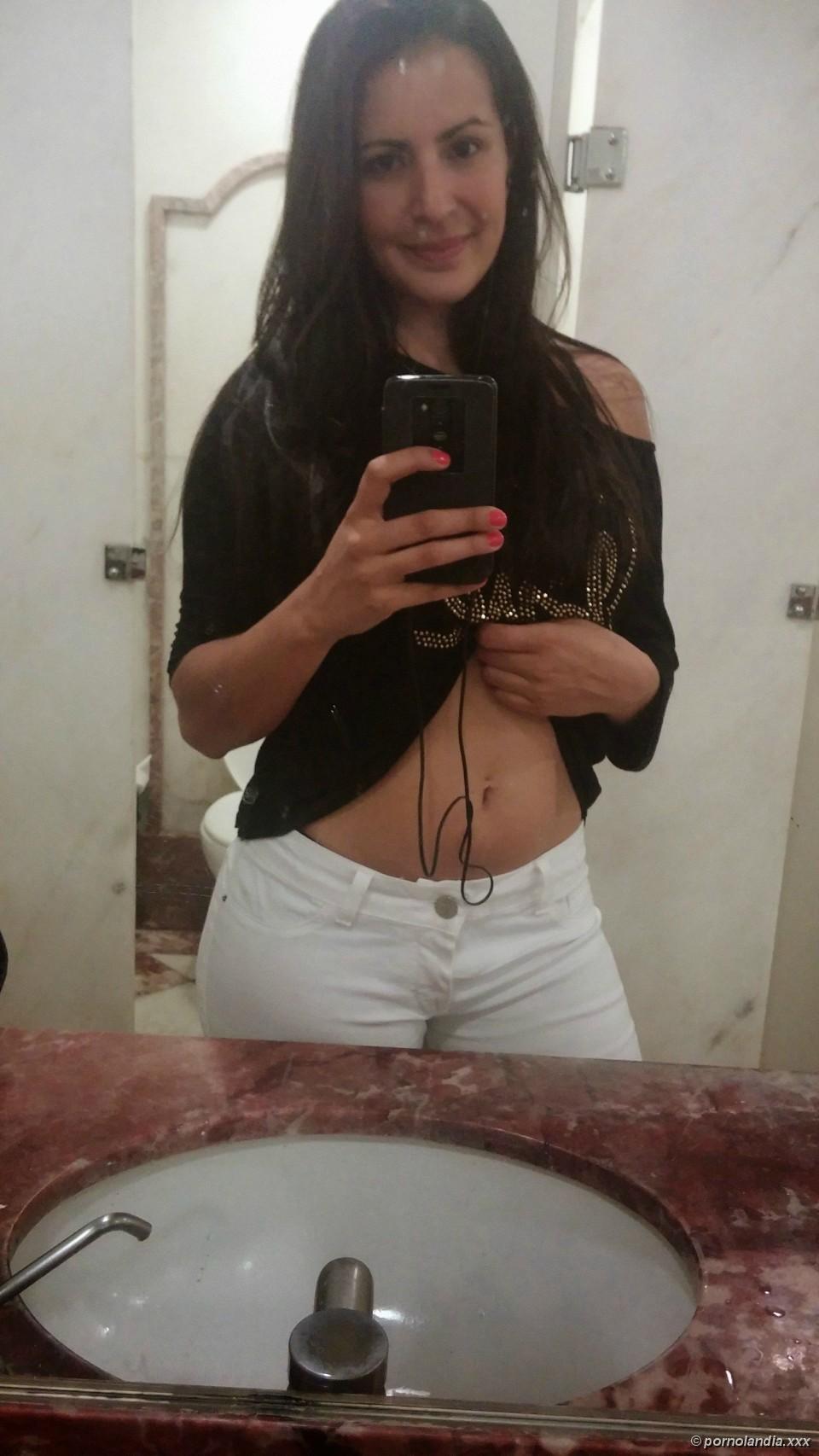 Asistente de Vivo que tomó fotos desnuda en el trabajo cayó en la red - Foto 17422