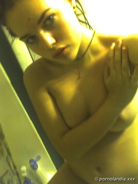 Ninfa de ojos verdes desnuda en el baño - Foto 9753