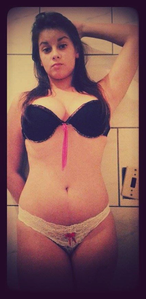 Jovencita tetona tomó fotos para sus amigos en internet y terminó en internet - Foto 7729