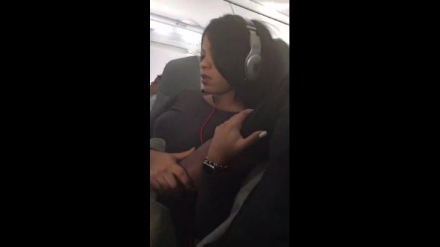 Tocando a su esposa en el avión