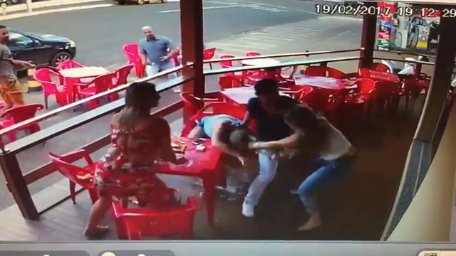 Mujer pilla a marido con amantes en Rio Verde GO 01