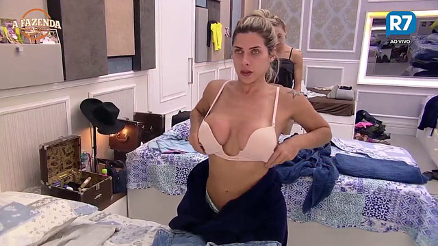 Ana Paula Minerato cambiándose de ropa en la Granja