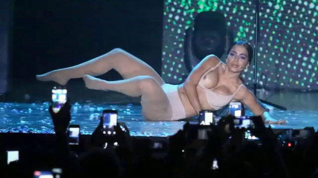 Anitta Nua le pagó a Peitinho en presentación multishow