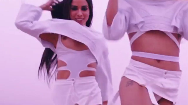 Anitta desnuda mostrando los pechos en clip