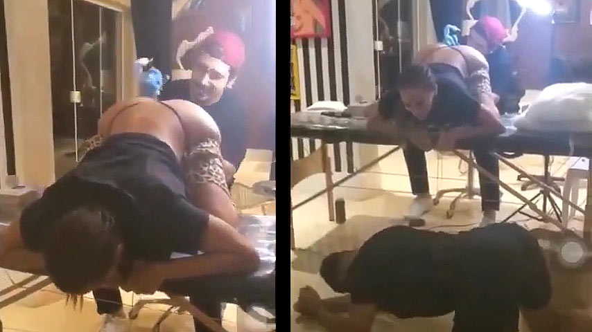 Anitta tatuándose el culo