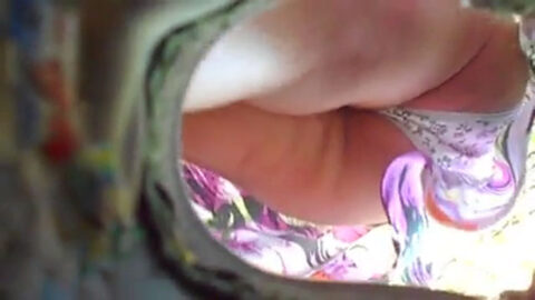 Bragas estampadas debajo de la falda.