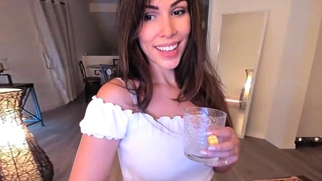 Brasileña caliente desnuda exhibiéndose en EE. UU.