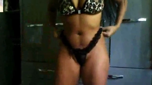 Caliente Nayara en tanga luciendo