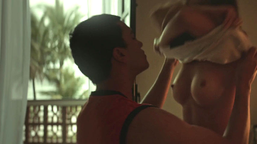 Carla Diaz desnuda en la película La chica que mató a sus padres