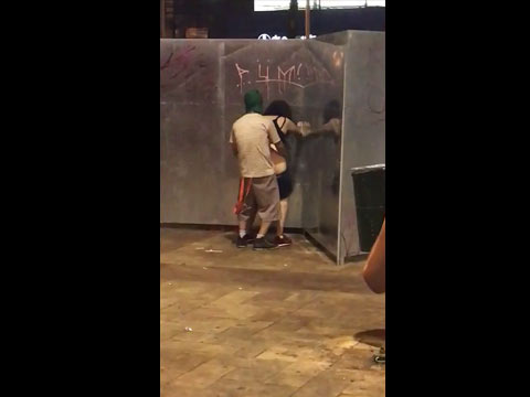 Chaves comiendo un ligue después de que terminara el grupo de carnaval