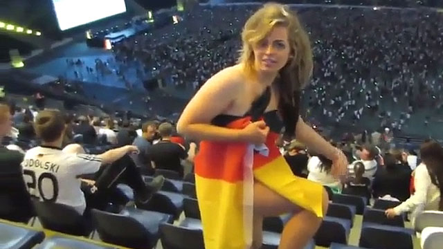 Chica alemana desnuda en el estadio del Mundial
