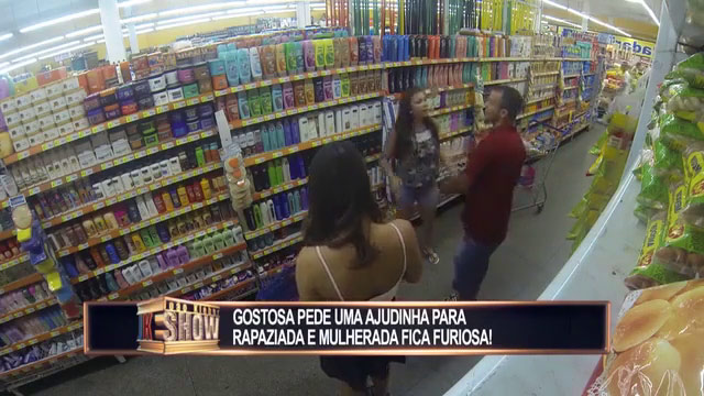 Chica caliente con falda corta pide ayuda y causa confusión