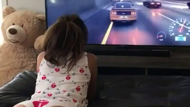 Chica caliente jugando videojuegos, muy cómoda!