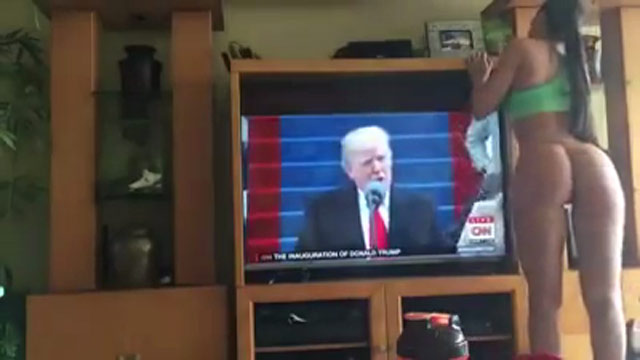 Chica caliente limpiando la casa con hilo dental