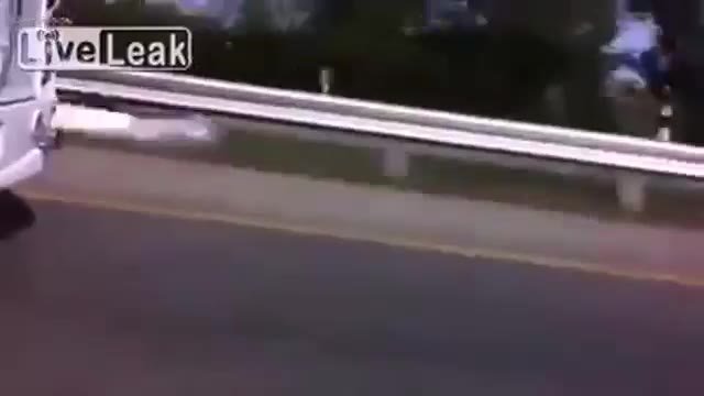 Chica caliente viajando en el autobús