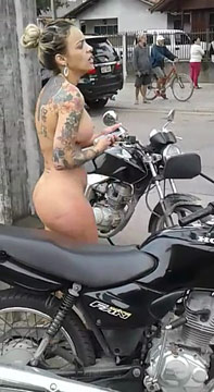 Chica desnuda caliente en la calle se conectó 1