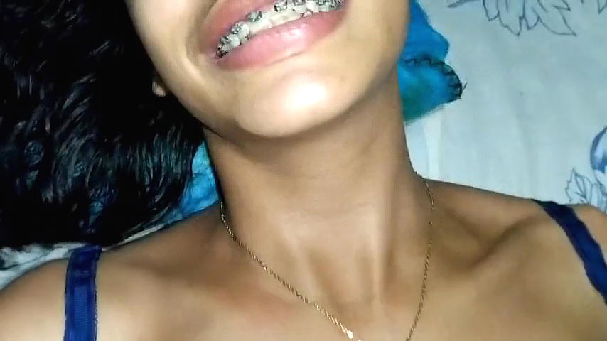 Chica joven tratando de dar culo