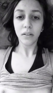 Chica peluda caliente masturbándose encontrada en internet