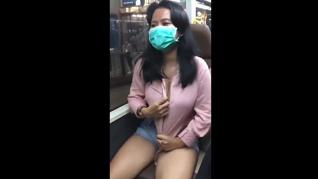 Chica tímida con máscara mostró sus pechos en el autobús