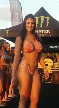 Chicas calientes desfilando en bikini 2