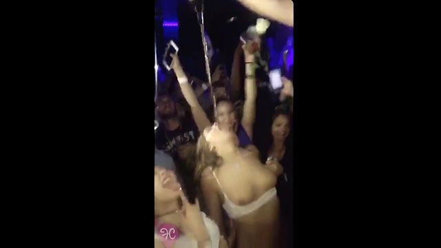Chicas jóvenes borrachas en el club llegan a Internet