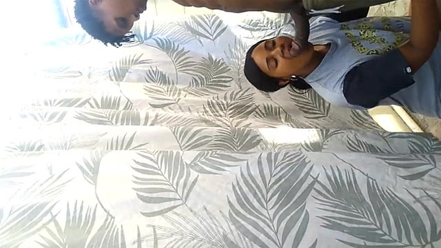 Chupando a mi prima escondida en el patio trasero