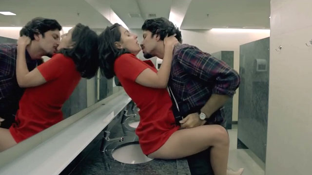 Clarice Falcão actuando como teniendo sexo en la televisión