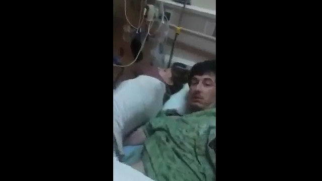 Comiendo a una mujer traviesa en recuperación en la cama del hospital