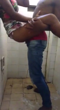 Comiéndose a la traviesa en medio del trabajo