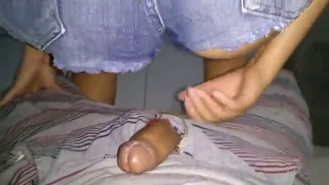 Comiéndose a prima escondida en casa de tía