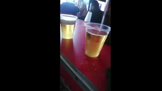 Conocí a dos putas en el bar y comí en el cabaret.