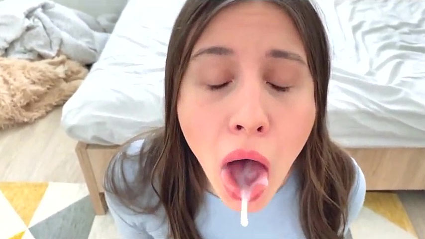 Corrida en la boca de la ninfa al final del sexo