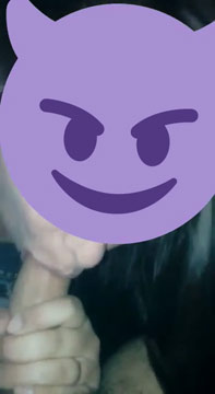 Dándole mamada a prima joven