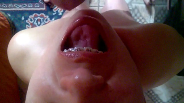 Delicioso dispositivo recibiendo semen en la cara