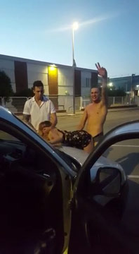 En plena calle rubia follando con 2